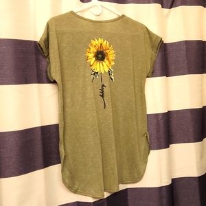 New with tags,woman's size medium, green top,Tru Self Brand. Very pretty top